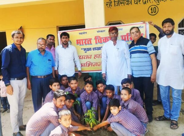 भारत विकास परिषद मुख्य शाखा द्वारा दो चरणों में वृहद वृक्षारोपण किया